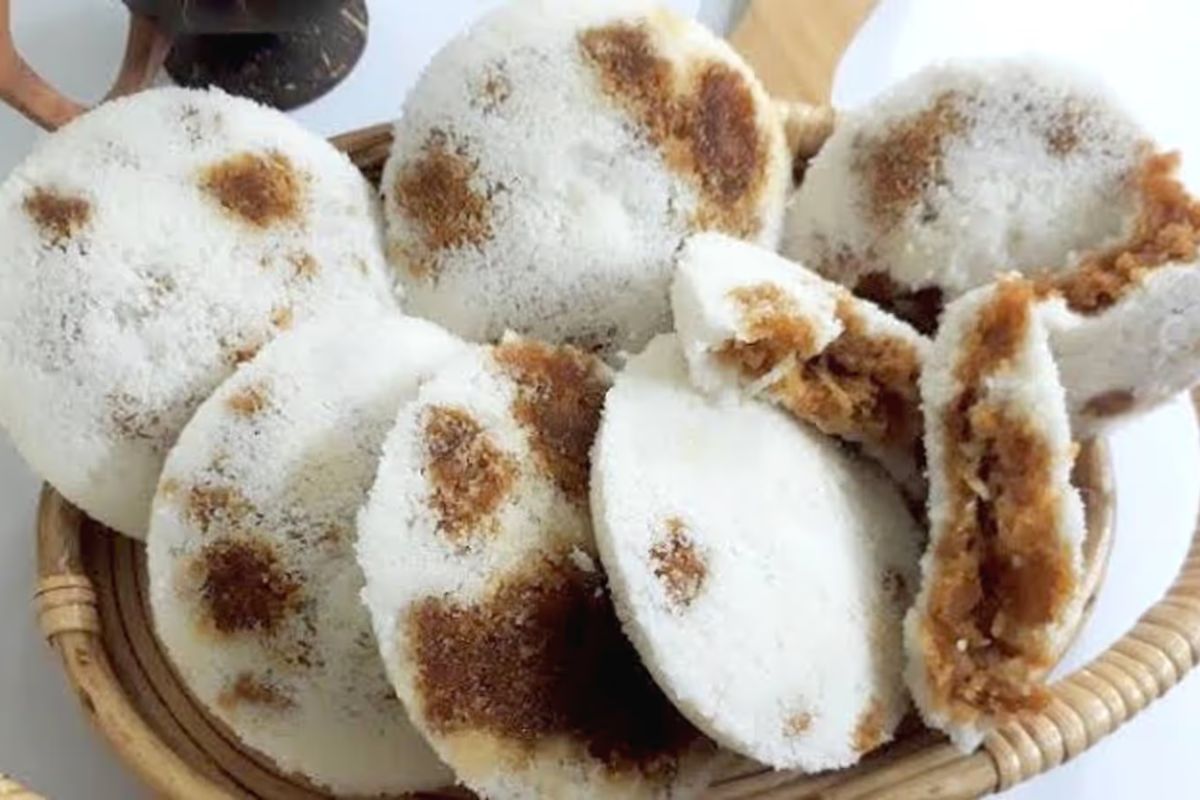 ভাপা পিঠে নামেই বোঝা যায়, এটি ভাপে তৈরি হয়। চালের গুঁড়ো, নারকেল আর নলেন গুড়- এই তিনটি উপকরণেই তৈরি এই মিষ্টি যেমন স্বাস্থ্যকর, তেমনই মুখে দিলে গলে যায়।